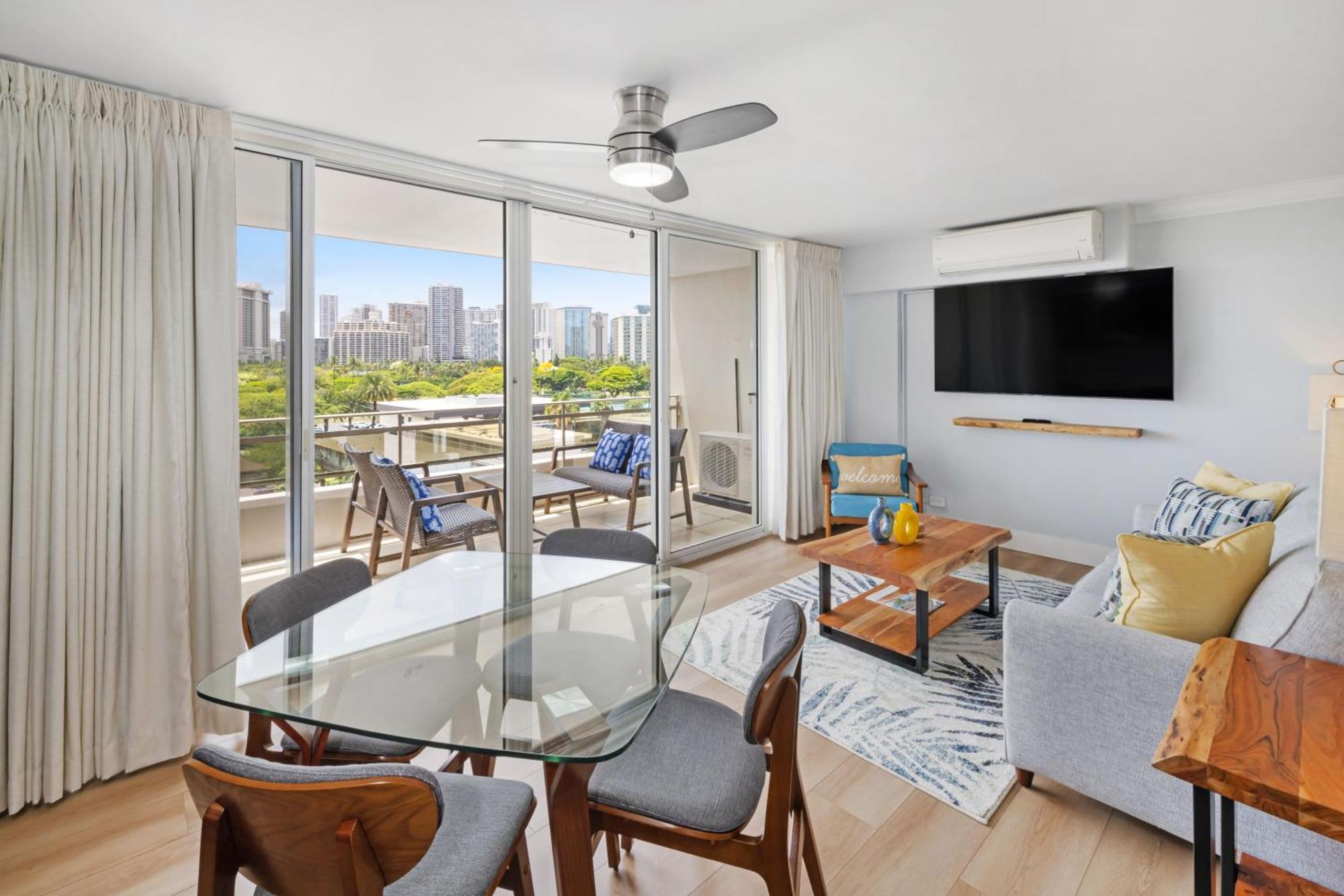 Regency On Beachwalk Waikiki By Outrigger Honolulu Exterior photo