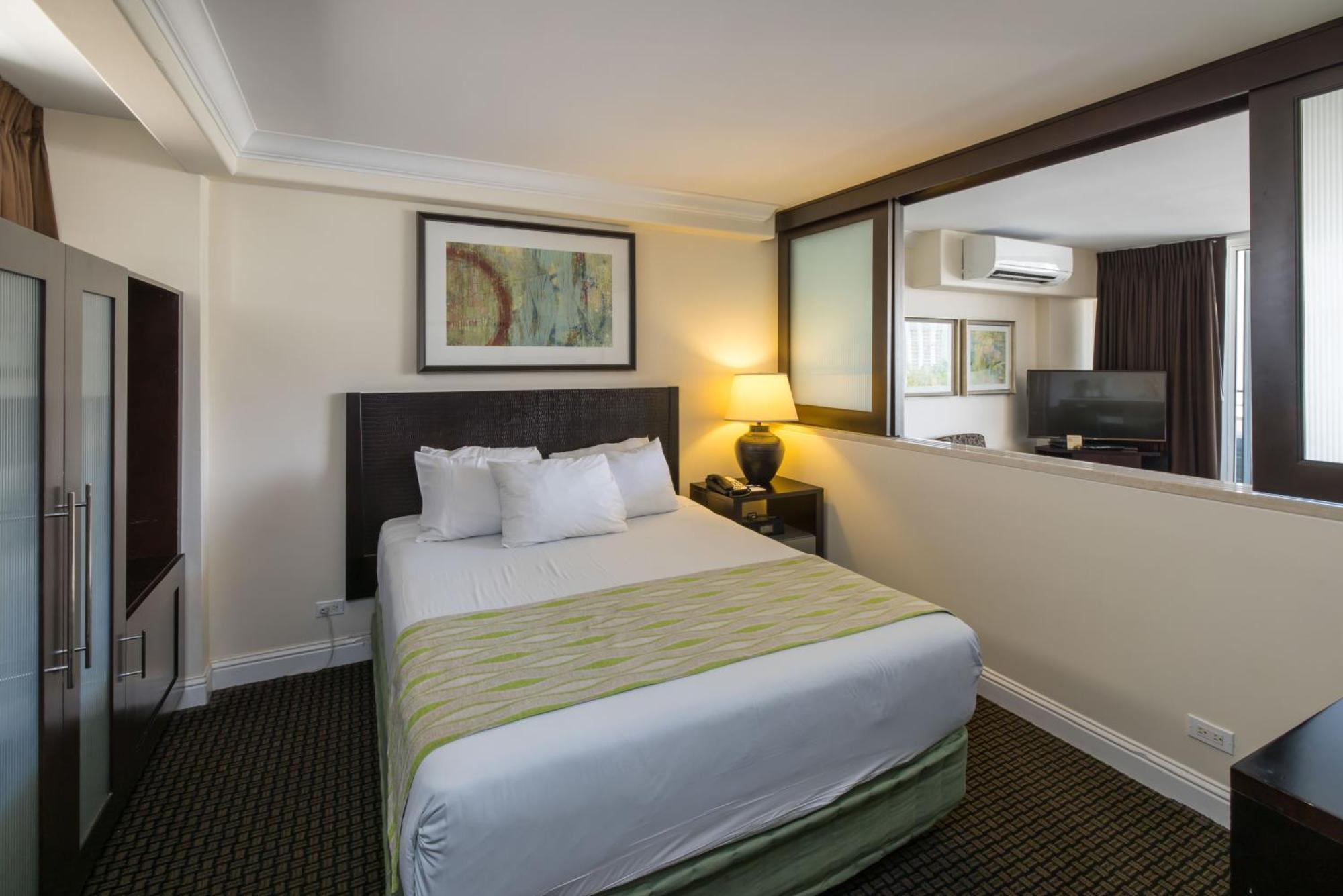 Regency On Beachwalk Waikiki By Outrigger Honolulu Room photo
