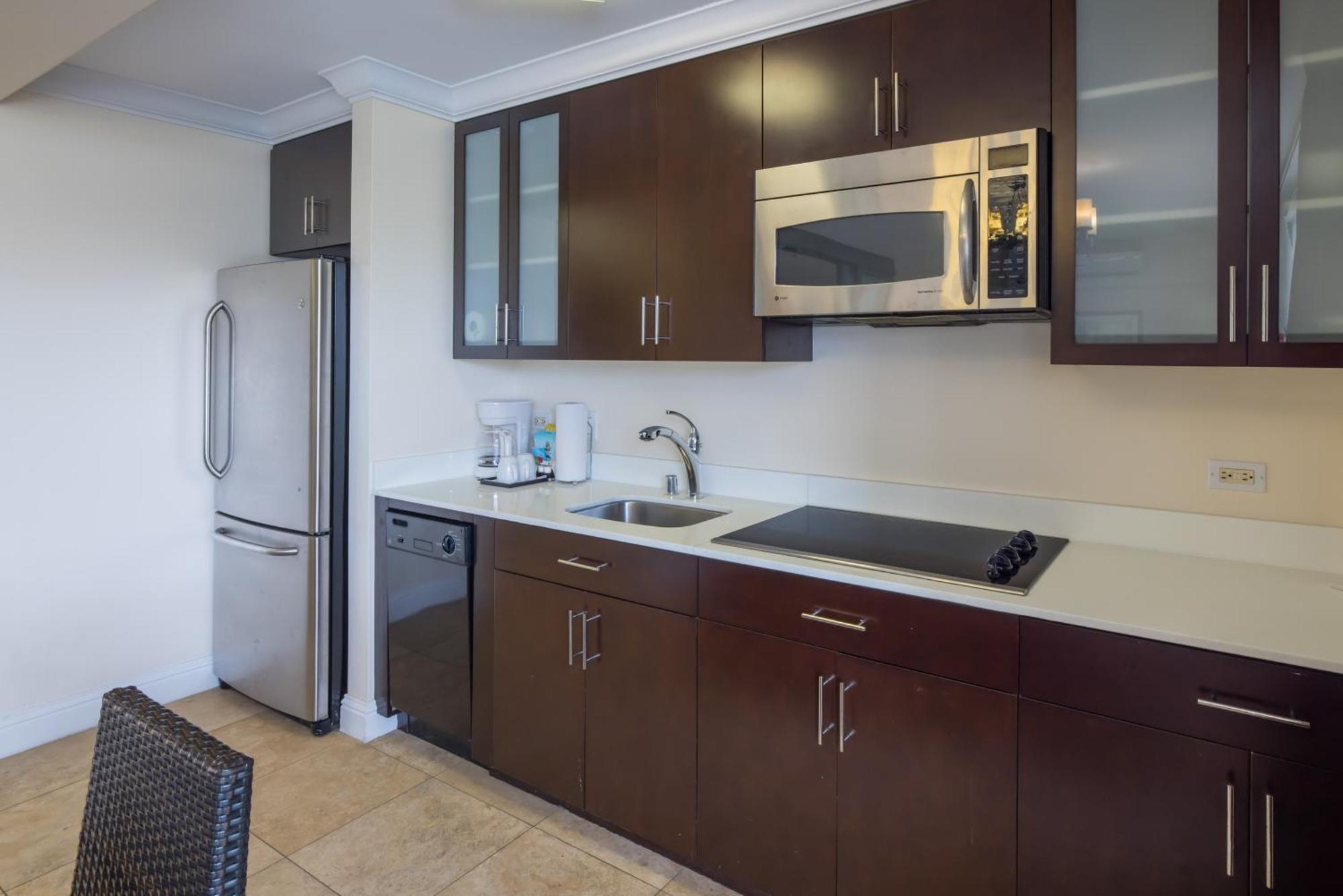 Regency On Beachwalk Waikiki By Outrigger Honolulu Room photo