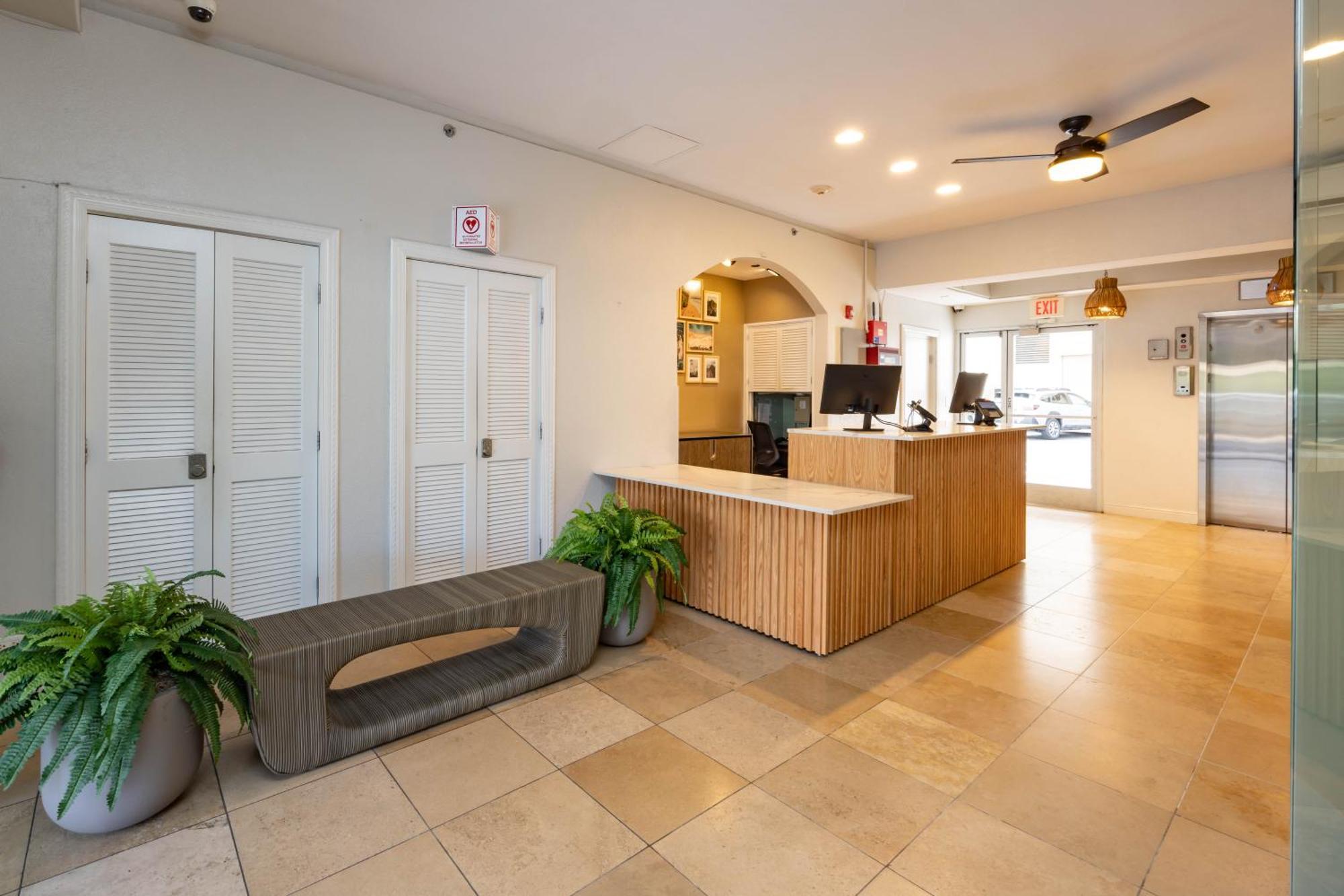 Regency On Beachwalk Waikiki By Outrigger Honolulu Exterior photo